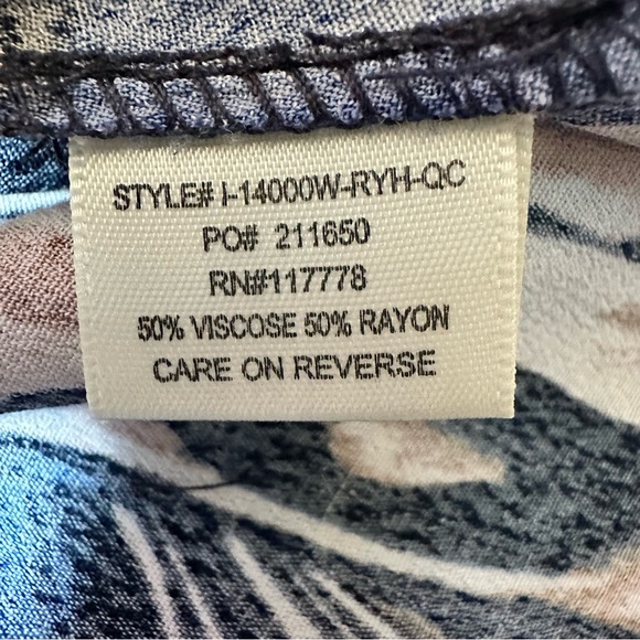 Lovestitch Relaxed Graphic Blouse - Picture 9 of 10